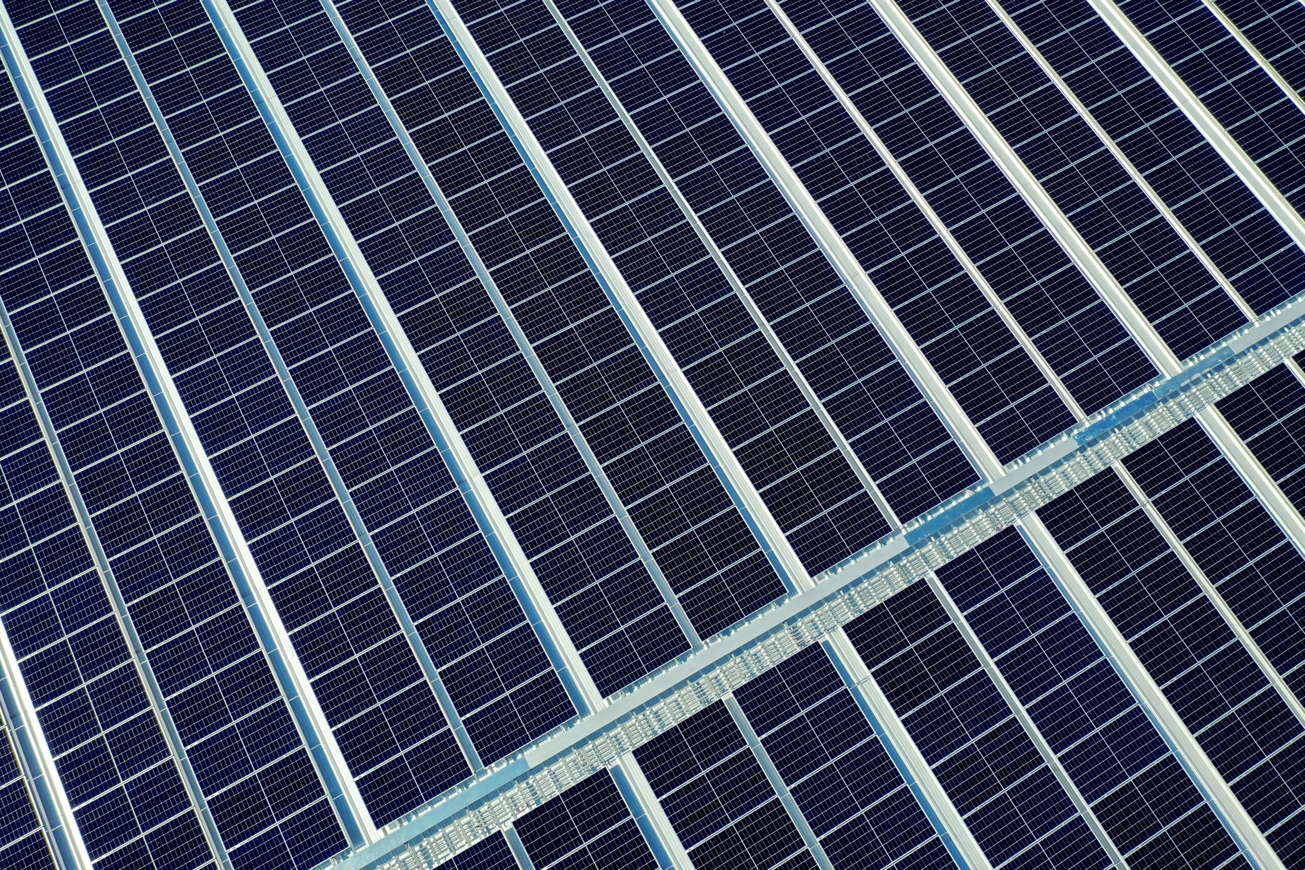 Lee más sobre el artículo ¿Qué es la fotovoltaica híbrida?: clave para tu empresa